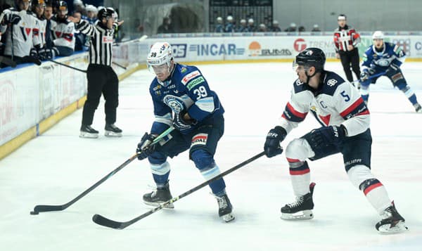 Na snímke zľava Jakub Lacka (Nitra) a Patrik Bačík (Slovan)