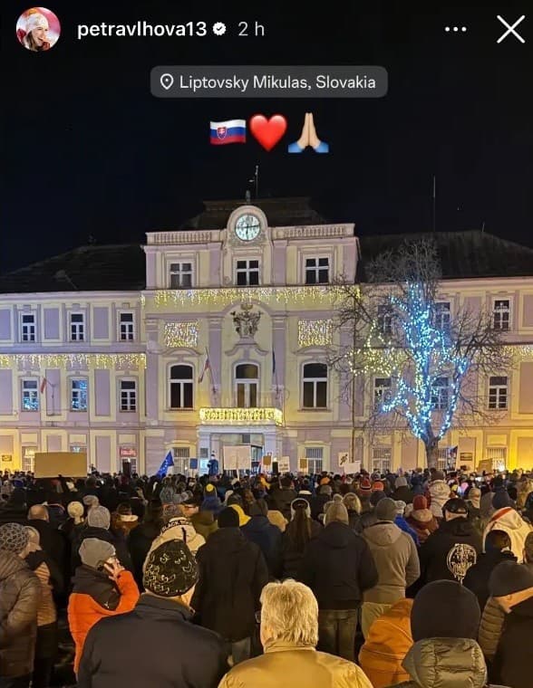 Slovenská lyžiarka Petra Vlhová svojou účasťou podporila protest v jej rodnom Liptovskom Mikuláši. Zverejnila aj fotku z námestia.   