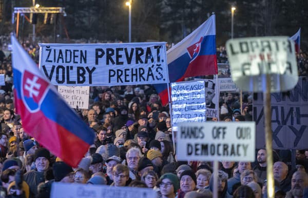 Protivládne zhromaždenie Slovensko je Európa na Námestí Slobody v Bratislave.