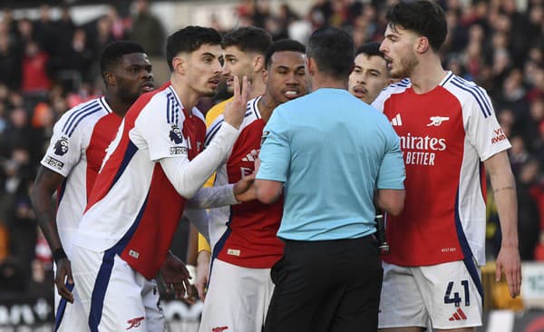 Známy anglický futbalový rozhodca Michael Oliver (v strede).