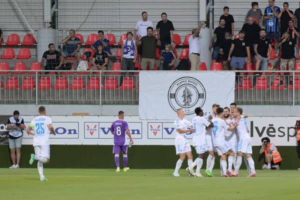 Spomedzi hokejových a futbalových klubov má najväčšie dlhy KFC Komárno.