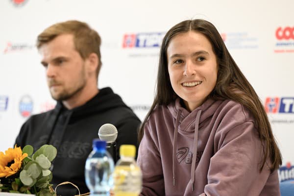 Na snímke vpravo slovenská juniorská reprezentantka v tenise Mia Pohánková a jej tréner Róbert Gašparetz.