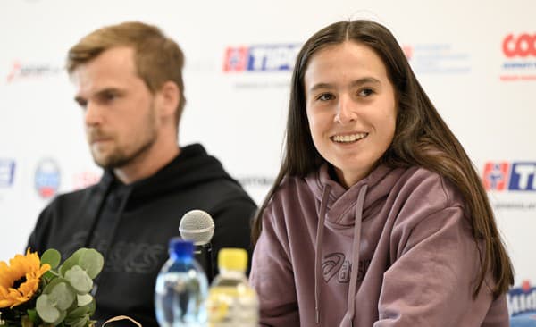 Na snímke vpravo slovenská juniorská reprezentantka v tenise Mia Pohánková a jej tréner Róbert Gašparetz.