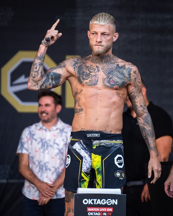 Český bojovník MMA Radek Roušal tvorí pár s Nelou Slovákovou.