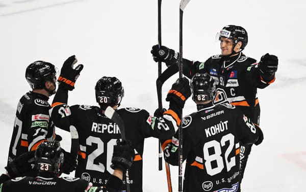 Na snímke hokejisti Košíc sa tešia z výhry 3:2 po predĺžení a samostatných nájazdoch po šlágri 43. kola hokejovej Tipos extraligy HC Košice -  HC Slovan Bratislava.