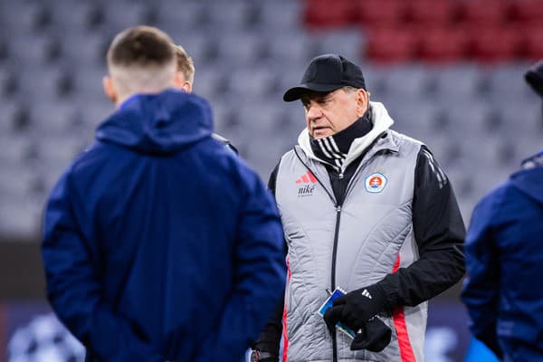 Tréner ŠK Slovan Vladimír Weiss starší počas tréningu v Mníchove. 