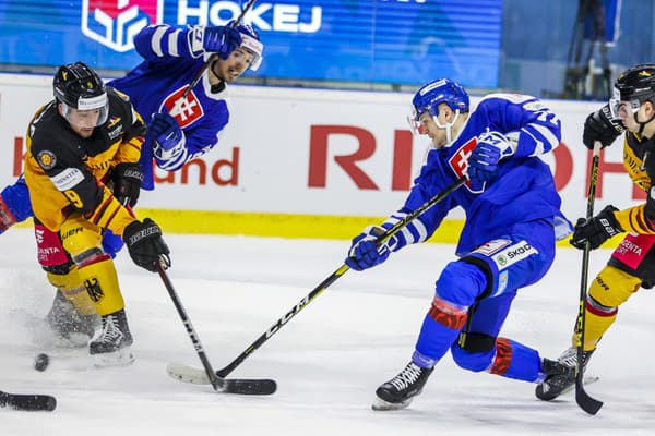 Na snímke zľava Tobias Eder (Nemecko) Miloš Bubela a Martin Faško-Rudáš (obaja SR) počas  prípravného zápasu.