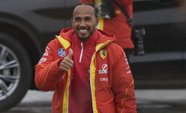 Britský jazdec Ferrari Lewis Hamilton.