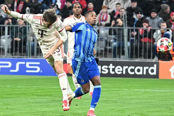 zľava Thomas Müller (Bayern) strieľa úvodný gól hlavou, uprostred sa prizerá César Blackman (Slovan) počas zápasu.