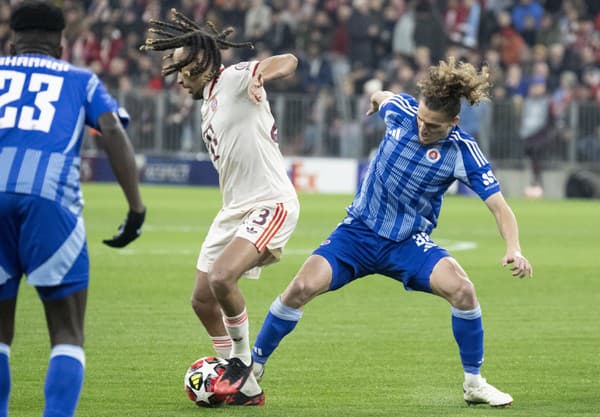 Na snímke zľava Sharani Zuberu (Slovan), Sacha Boey (Bayern) a Július Szöke (Slovan) bojujú o loptu počas zápasu