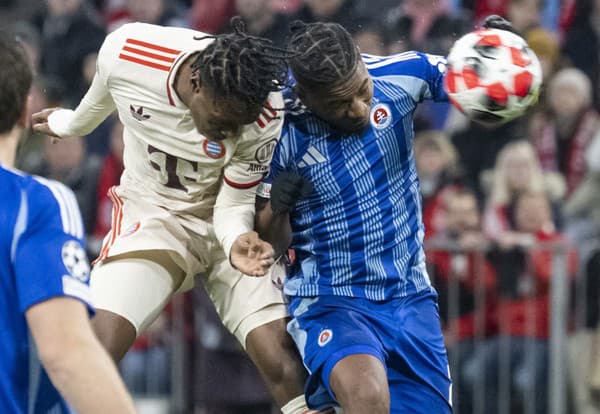 Zľava Mathys Tel (Bayern) a César Blackman (Slovan) bojujú o loptu počas zápasu záverečného 8. kola ligovej fázy Ligy majstrov.