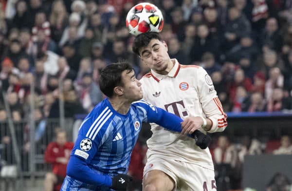 Na snímke sprava Aleksandar Pavlovič (Bayern) a David Strelec (Slovan) bojujú o loptu.