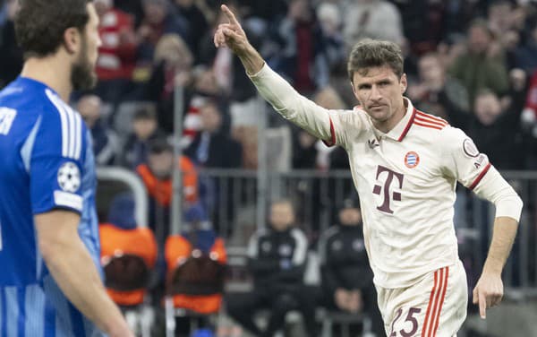 Na snímke vpravo Thomas Müller (Bayern) sa teší z úvodného gólu na 1:0.