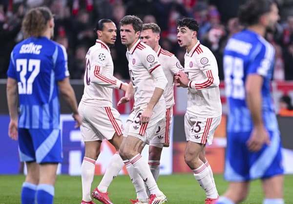 Na snímke Thomas Müller (uprostred) sa teší z úvodného gólu na 1:0.