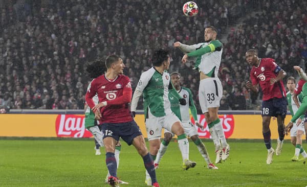  Slovenský futbalista a kapitán Feyenoordu Dávid Hancko skáče počas zápasu záverečného 8. kola ligovej fázy Ligy majstrov OSC Lille - Feyenoord Rotterdam v Lille.