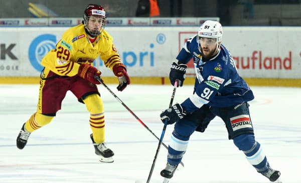 Na snímke zľava Martin Kalis (Trenčín) a Robert Jackson (Nitra)