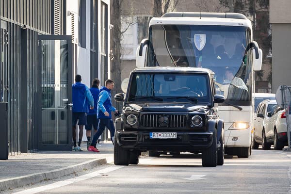 Kým mužstvo išlo autobusom na tréning...
