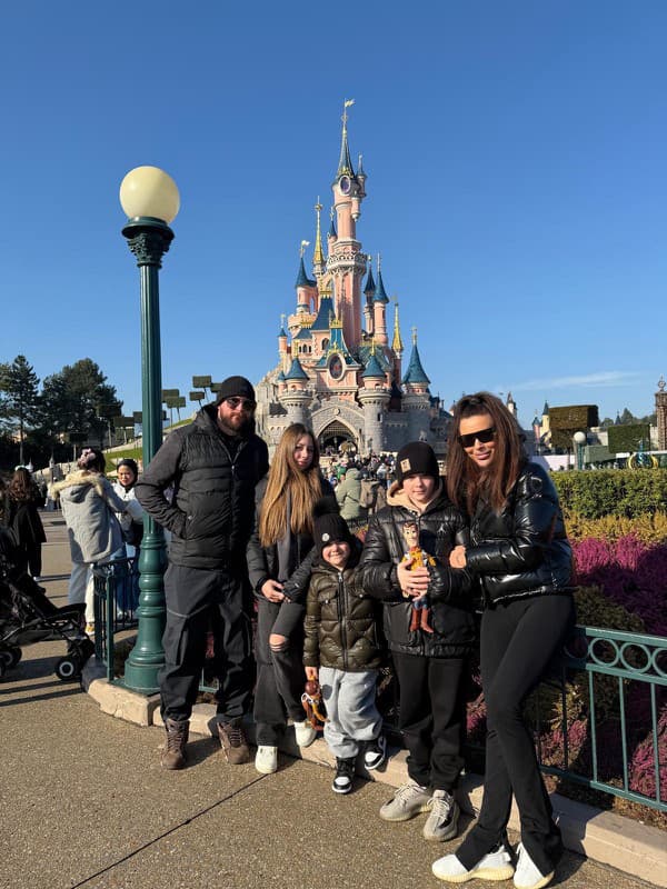 Gólman Marseille Marek Čiliak zobral manželku tatianu a deti - dcérku Ellis, synov Aleca (9) a Maxima (4) na výlet do Disneylandu.