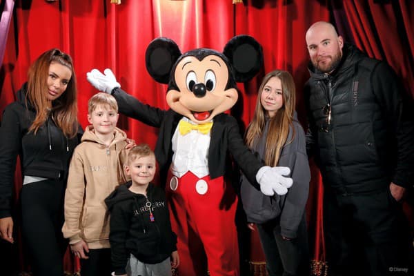 Hokejový gólman Marseille Marek Čiliak zobral manželku Tatianu a deti - dcérku Ellis, synov Aleca (9) a Maxima (4) na výlet do Disneylandu, kde sa fotili s postavičkami.