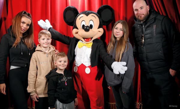 Hokejový gólman Marseille Marek Čiliak zobral manželku Tatianu a deti - dcérku Ellis, synov Aleca (9) a Maxima (4) na výlet do Disneylandu, kde sa fotili s postavičkami.