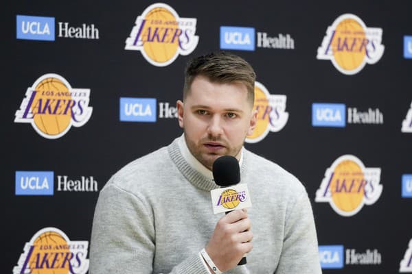 Hviezdny Luka Dončič už absolvoval oficiálne predstavenie v novom tíme Los Angeles Lakers.