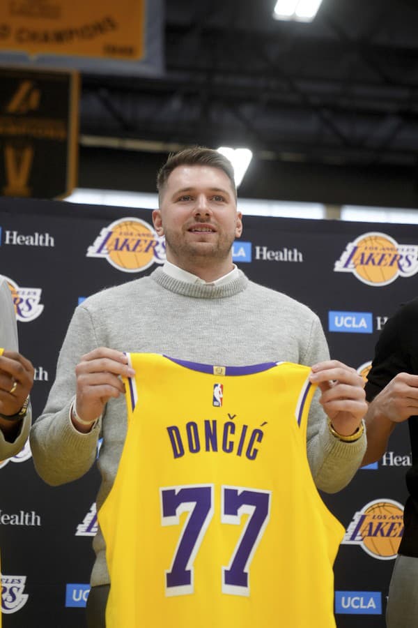 Hviezdny Luka Dončič už absolvoval oficiálne predstavenie v novom tíme Los Angeles Lakers.