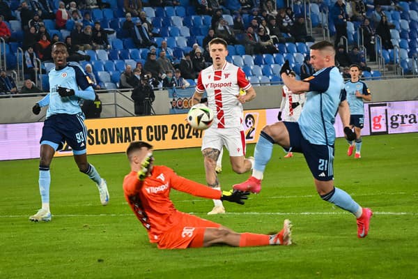 Slovan Bratislava sa v osemfinále Slovnaft Cupu stretol s Trenčínom.