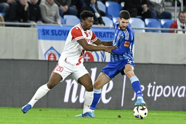 Kenan Bajrič (Slovan) a Rahim Ibrahim (Trenčín) v súboji.