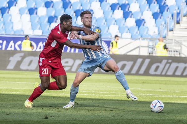 Vpravo Lucas Lovat (Slovan) a vľavo Rahim Ibrahim (Trenčín) v súboji.