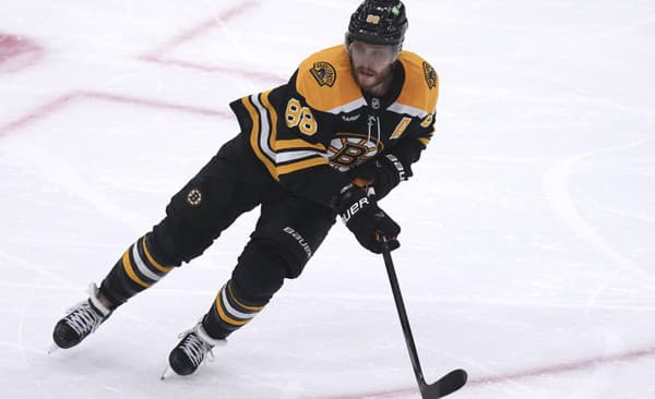 Český útočník David Pastrňák žiari v drese Boston Bruins.