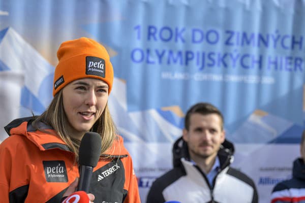 Na snímke slovenská reprezentantka v zjazdovom lyžovaní Petra Vlhová sa usmieva počas tlačovej besedy pri príležitosti odpočítavania jedného roka do začiatku zimných olympijských hier 2026. 