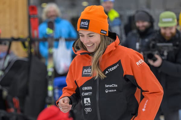 Na snímke slovenská reprezentantka v zjazdovom lyžovaní Petra Vlhová sa usmieva počas tlačovej besedy pri príležitosti odpočítavania jedného roka do začiatku zimných olympijských hier 2026. 