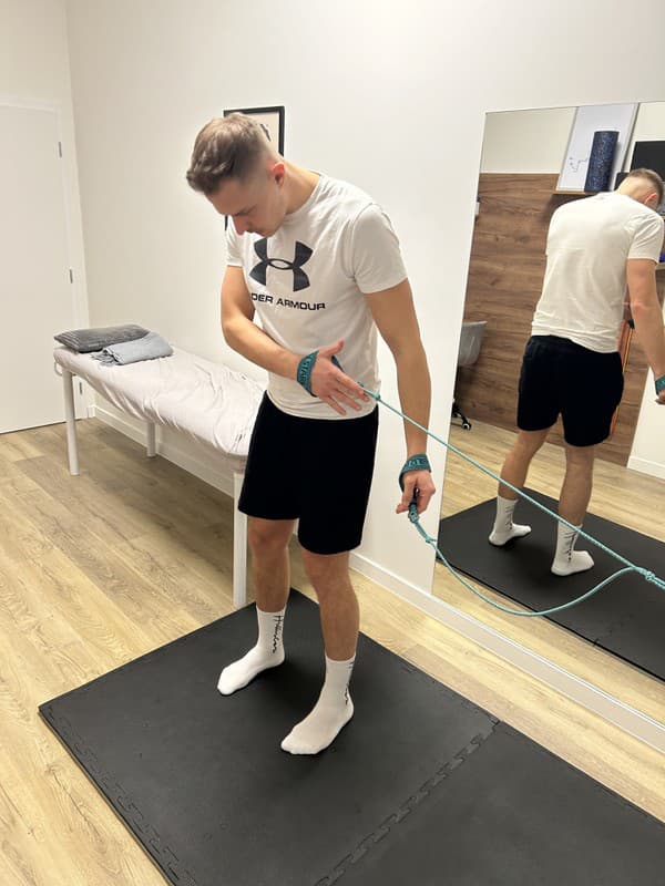 Hokejový útočník Rasťo Gašpar takto rehabilituje, aby spevnil chrbát.