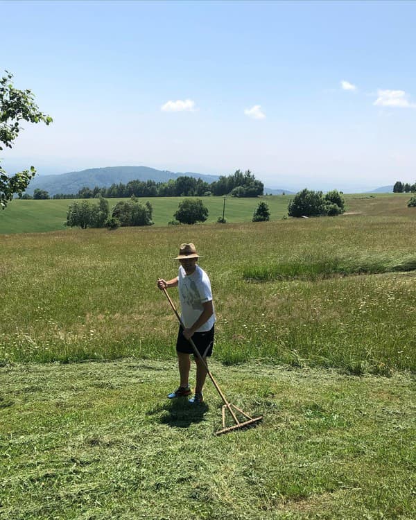 Ján Lašák sa na chalupe venuje farmárčeniu i oprave domčeka.  