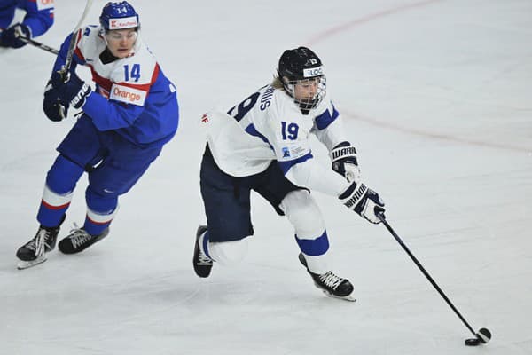 Fínsky hokejista Konsta Helenius (vpravo) a slovenský hokejista Adam Sýkora počas štvrťfinálového zápasu majstrovstiev sveta hokejistov do 20 rokov Slovensko - Fínsko.