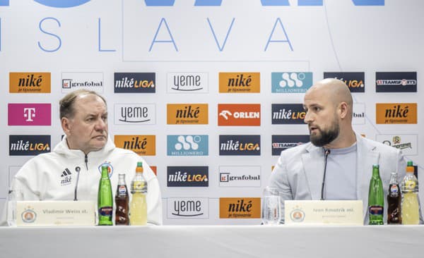 Na snímke sprava generálny riaditeľ ŠK Slovan Bratislava Ivan Kmotrík ml. a tréner futbalistov Slovana Vladimír Weiss st. počas tlačovej konferencie.