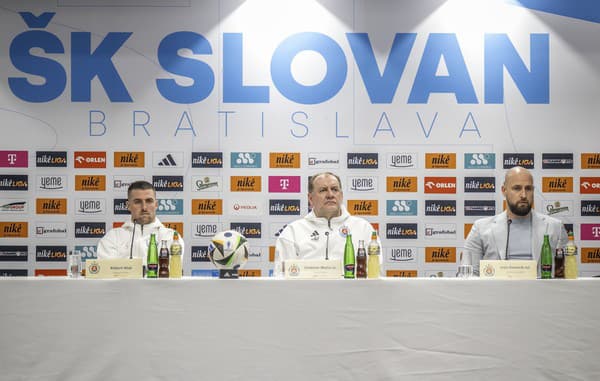 Sprava generálny riaditeľ ŠK Slovan Bratislava Ivan Kmotrík ml., tréner futbalistov Slovana Vladimír Weiss st. a zástupca A-Tímu Róbert Mak.