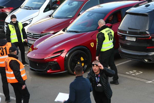 Veľkolepý príchod Petra Sagana na autogramiádu v Michalovciach, doviezol sa na červenom Ferrari