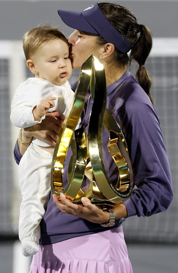 Belinda Benčičová s turnajovou trofejou a dcérkou Bellou.