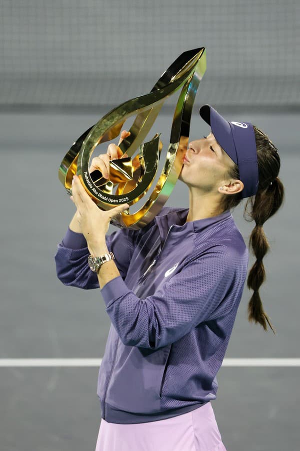 Belinda Benčičová s trofejou po triumfe na turnaji v Abú Zabí.