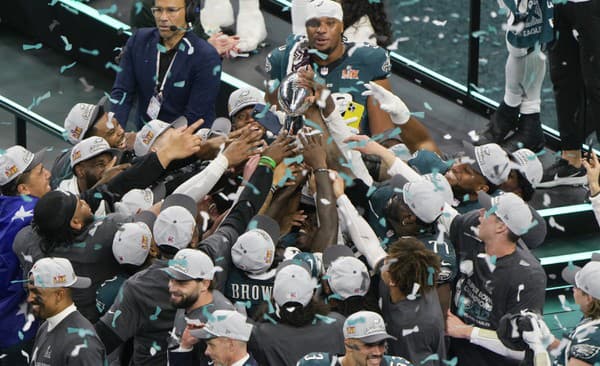 Hráči Philadelphia Eagles oslavujú triumf v Super Bowle.