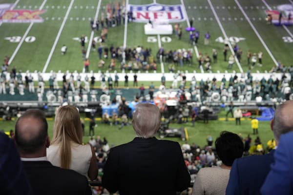 Prvýkrát v histórii finále NFL sa v hľadisku objavil úradujúci prezident USA. Donalda Trumpa sprevádzala jeho dcéra Ivanka