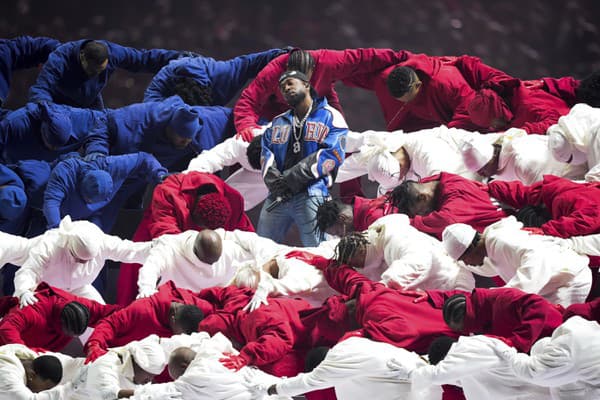 Tradičná polčasová šou patrila historicky rapu. Kendrik Lamar sa stal vôbec prvým sólovým rapovým umelcom, ktorý túto prestížnu udalosť viedol ako hlavný interpret.