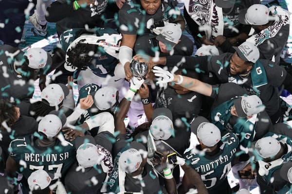 Víťazom finále play off zámorskej ligy amerického futbalu NFL sa stala Philadelphia Eagles.