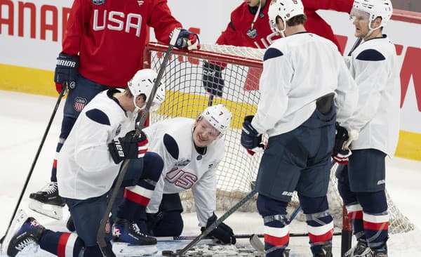 Američania Brady Tkachuk (7), Matt Boldy (12), Matthew Tkachuk (19) a Adam Fox (23) na tréniingu počas Turnaja 4 krajín.