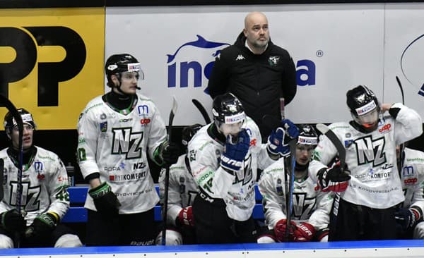 Na snímke tréner HC Nové Zámky Stanislav Petrík  sleduje zo striedačky predohrávku 46. kola Tipos extraligy HK Dukla Ingema Michalovce - HC Nové Zámky