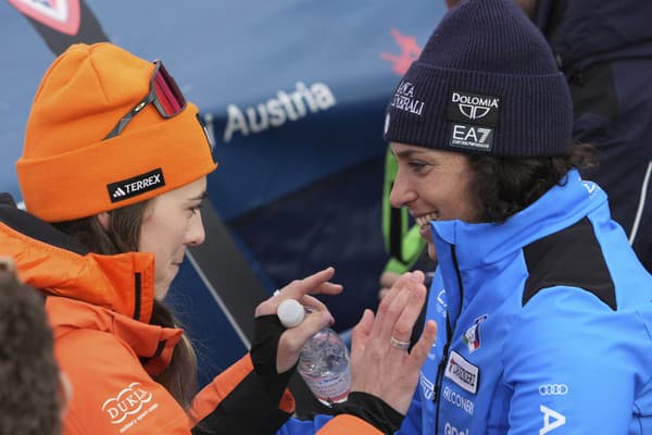 Slovenská lyžiarka Petra Vlhová (vľavo) objíma víťaznú taliansku lyžiarku Federicu Brignoneovú po jej víťazstve pretekov štvrtkového obrovského slalomu žien na MS v lyžovaní v rakúskom Saalbachu-Hinterglemm