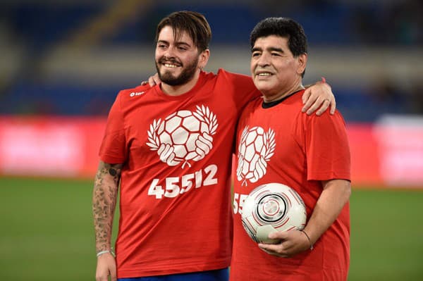 Diego Maradona so synom.