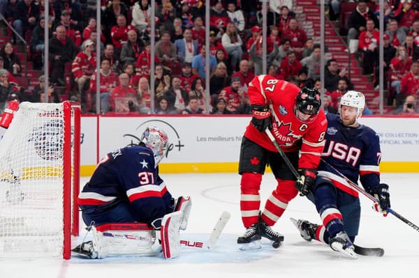 Sidney Crosby (Kanada) pred bránou USA v zápase Turnaja 4 krajín.