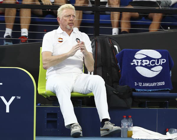 Boris Becker má nepríjemne zranenie lakťov.